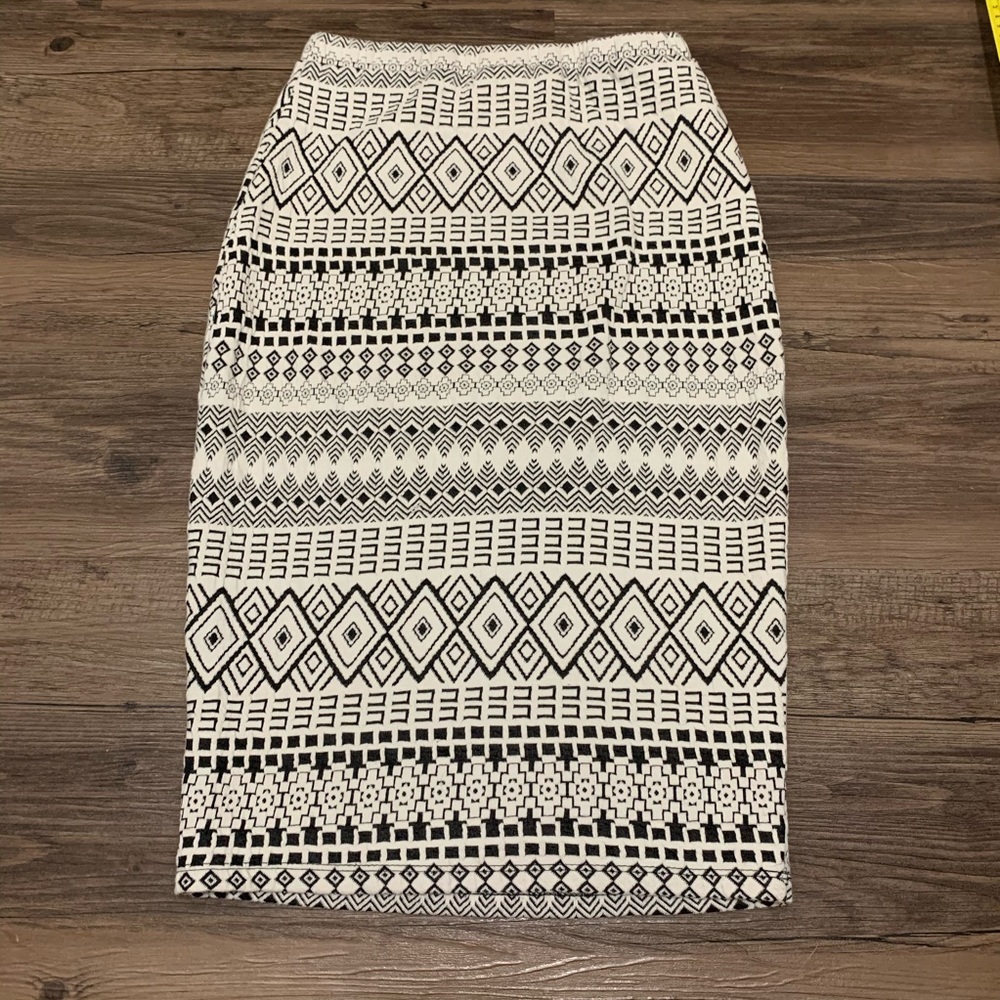 Lovely Day Black & White Patterned Bodycon Skirt Size Medium - Picture 4 of 8